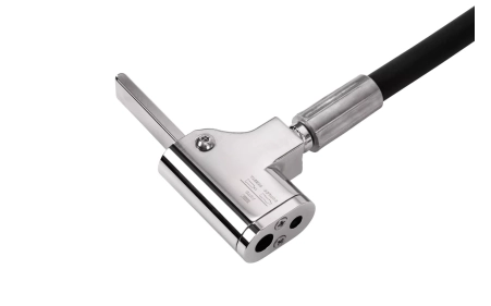 Dwukomorowy adapter pompki do zaworów Presta, Schrader i Dunlop z elementami ze stali nierdzewnej AISI 630/AISI 304, stali niklowanej oraz wężem zbrojonym hydraulicznym 1/4 225 BAR.