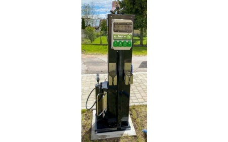 Stacja ładowania i naprawy rowerów SŁNR-1.1.07, 4 gniazda Schuko 250V, stal nierdzewna AISI 304 malowana proszkowo RAL