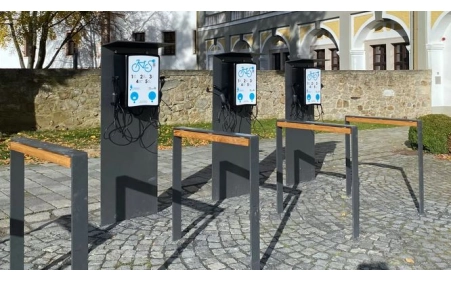 Stacja/moduł SMŁR-58.040 LiON BOX z 2 kablami posiadającymi po 4 różne wtyczki z systemem ładowania 36V (4A), 1 x gniazdo Schuko 230V, bez stojaka